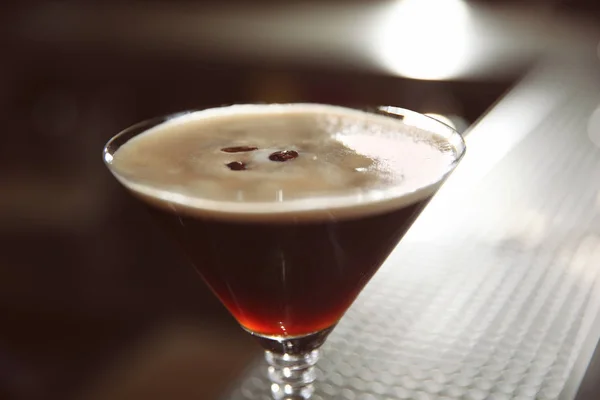 Copa de cóctel espresso martini en el bar, primer plano — Foto de Stock