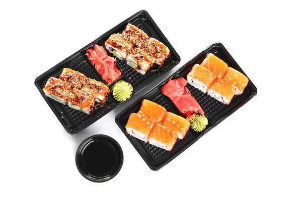 盒子与美味的寿司卷和一碗酱油在白色的背景, 顶视图。食品配送 — 图库照片