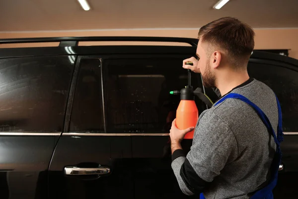 Trabajador calificado lavado vidriera de coche teñido en la tienda — Foto de Stock