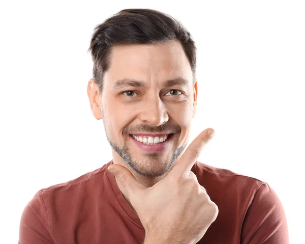 Glimlachende man met perfecte tanden op witte achtergrond — Stockfoto