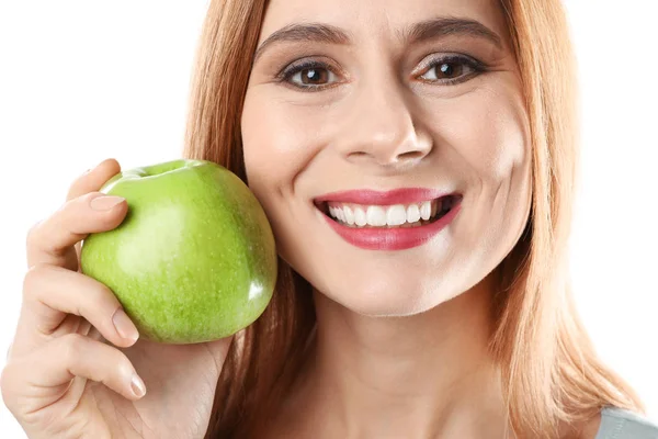 Mujer sonriente con dientes perfectos y manzana verde sobre fondo blanco, primer plano — Foto de Stock