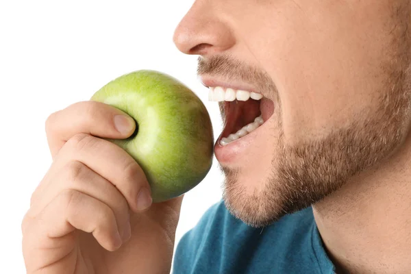 Hombre con dientes perfectos y manzana verde sobre fondo blanco, primer plano — Foto de Stock