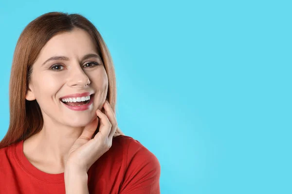 Smiling woman with perfect teeth on color background. Space for text — Stock Photo, Image