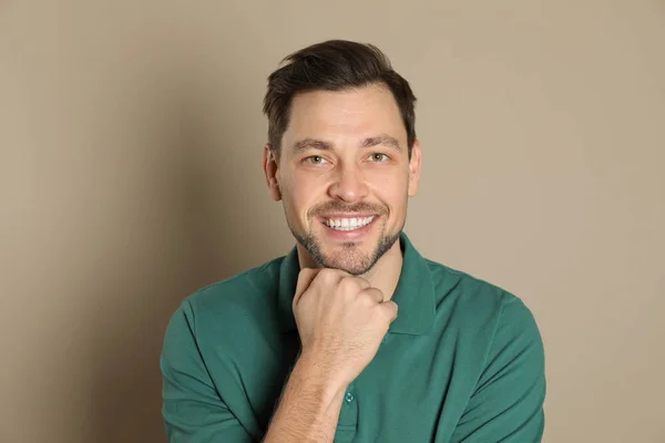 Hombre sonriente con dientes perfectos sobre fondo de color — Foto de Stock