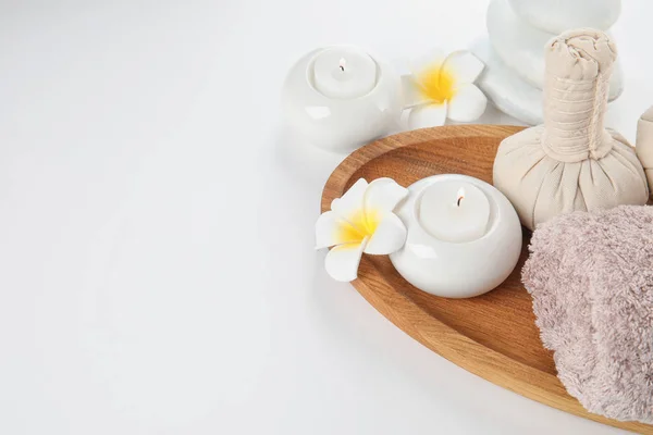 Schöne Wellness-Komposition mit Kerzen und Blumen auf weißem Hintergrund — Stockfoto