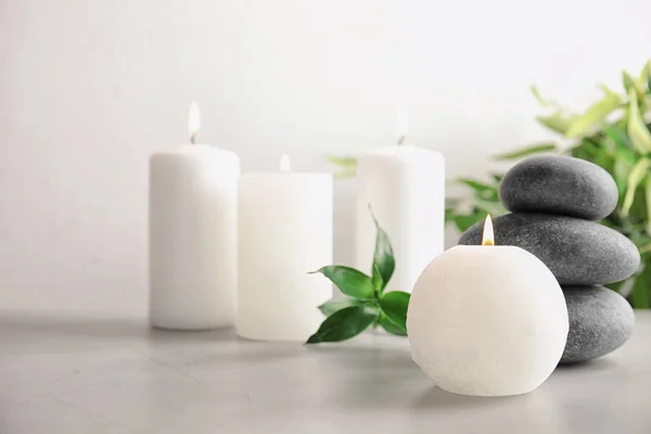 Hermosa composición de spa con velas y piedras en la mesa, espacio para el texto —  Fotos de Stock