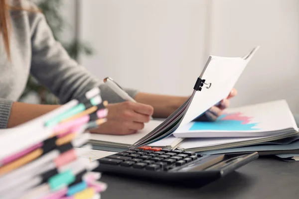 Kantoormedewerker werkt met documenten aan tafel, close-up — Stockfoto