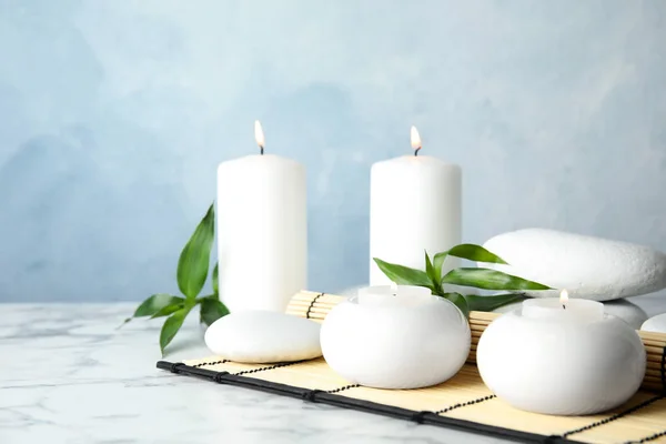 Krásné lázeňské složení se svíčkami a kameny na stole, prostor pro text — Stock fotografie