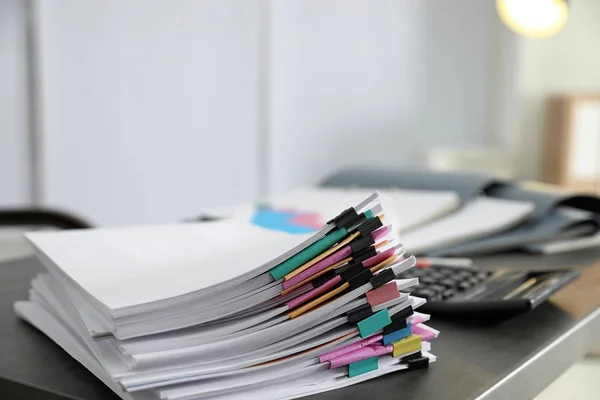 Pilha de documentos com clipes de papel na mesa de escritório. Espaço para texto — Fotografia de Stock