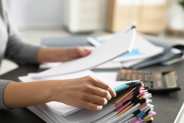 Kantoormedewerker werkt met documenten aan tafel, close-up — Stockfoto