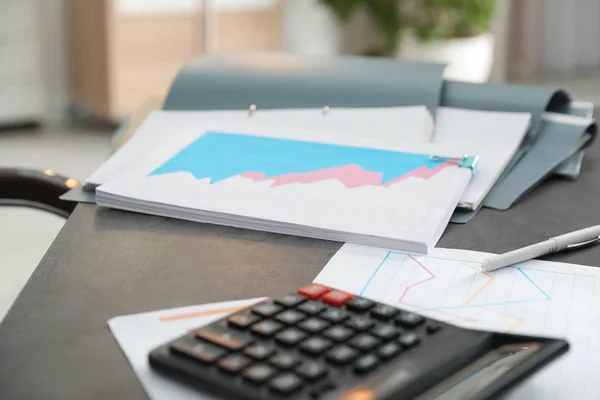 Carpetas con documentos y calculadora en la mesa de oficina — Foto de Stock