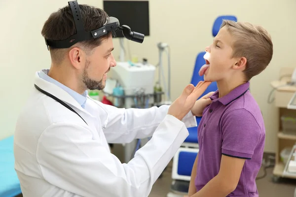 Mannelijke otolaryngologist behandeling van klein kind in het ziekenhuis — Stockfoto