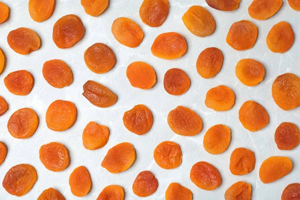 Flache Lagekomposition mit Aprikosen auf grauem Hintergrund. Trockenfrüchte als gesunde Nahrung — Stockfoto
