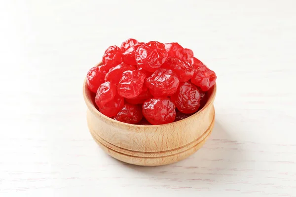 Skål med läckra körsbär på trä bakgrund. Torkade frukter som hälsosam mat — Stockfoto
