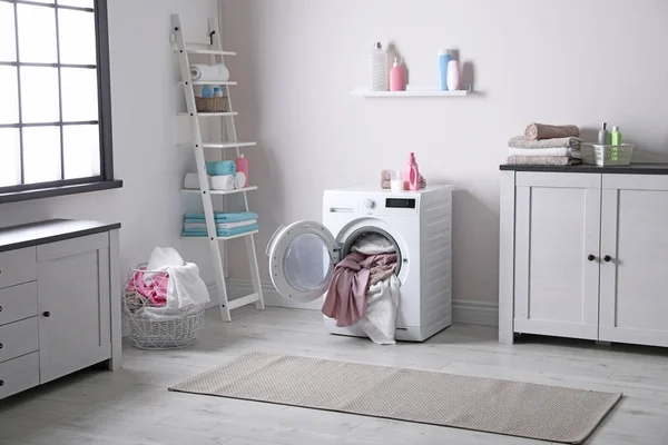 Интерьер ванной комнаты с грязными полотенцами в стиральной машине — стоковое фото