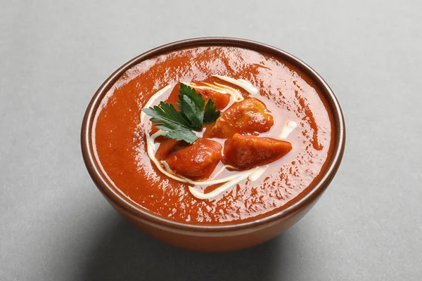 배경에 색에 맛 있는 버터 치킨의 그릇입니다. 전통적인 인도 Murgh Makhani — 스톡 사진