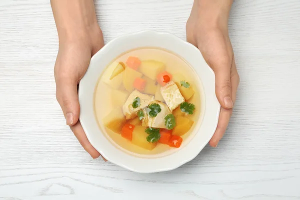 Vrouw verse zelfgemaakte kippensoep eten aan tafel, bovenaanzicht — Stockfoto