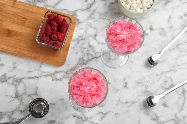 스노우 아이스 크림, 딸기 및 대리석 배경에 마쉬 멜 로우와 평면 위치 구성 — 스톡 사진