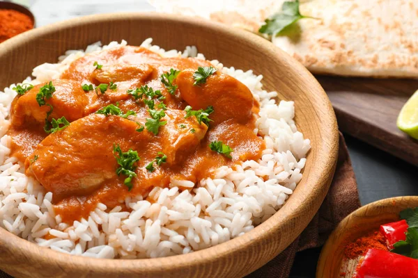 Bol de poulet au beurre avec riz sur la table — Photo