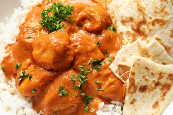 Délicieux poulet au beurre avec du riz et du naan comme fond, gros plan — Photo