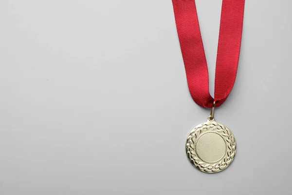 Médaille d'or avec espace pour le design sur fond clair, vue du dessus. Concept de victoire — Photo