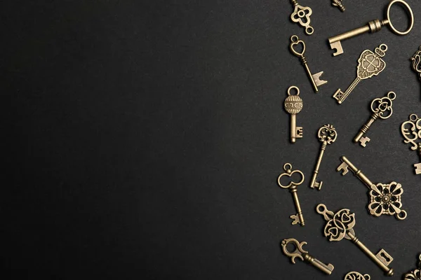 Flat lay composition with bronze vintage ornate keys on dark background, space for text — Stock Photo, Image
