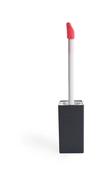 Applikator mit flüssigem Lippenstift isoliert auf weiß — Stockfoto