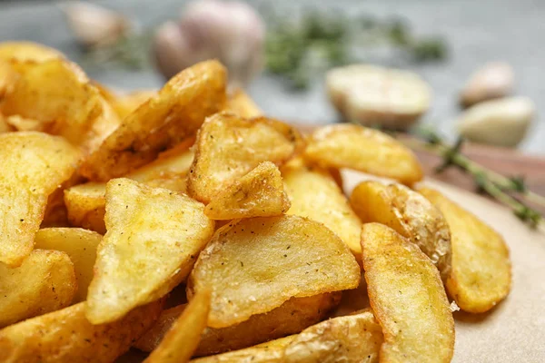 Vista de perto de deliciosas fatias de batata assadas — Fotografia de Stock