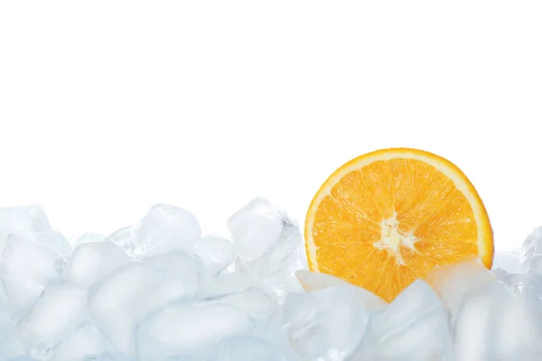 Frische Orange auf Eiswürfeln vor weißem Hintergrund — Stockfoto