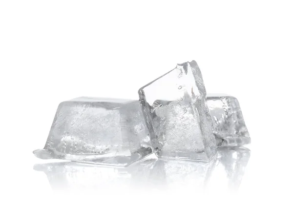 Krystalicznie czyste kostki lodu na białym tle — Zdjęcie stockowe