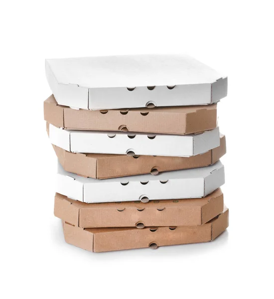 Pilha de caixas de pizza de papelão no fundo branco — Fotografia de Stock