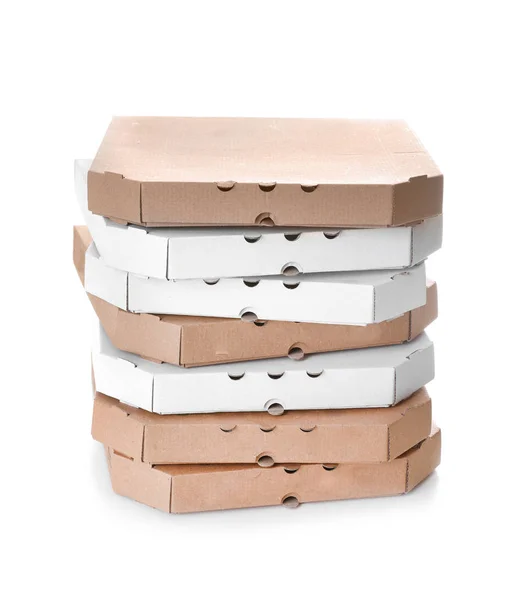 Pilha de caixas de pizza de papelão no fundo branco — Fotografia de Stock