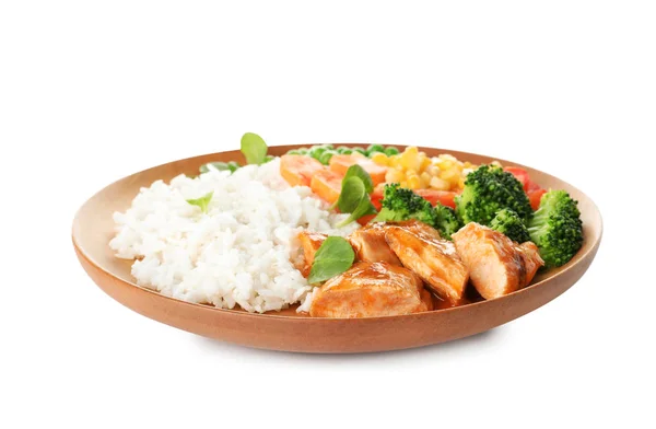 Deska s chutnou rýži, zeleninu a maso na bílém pozadí — Stock fotografie