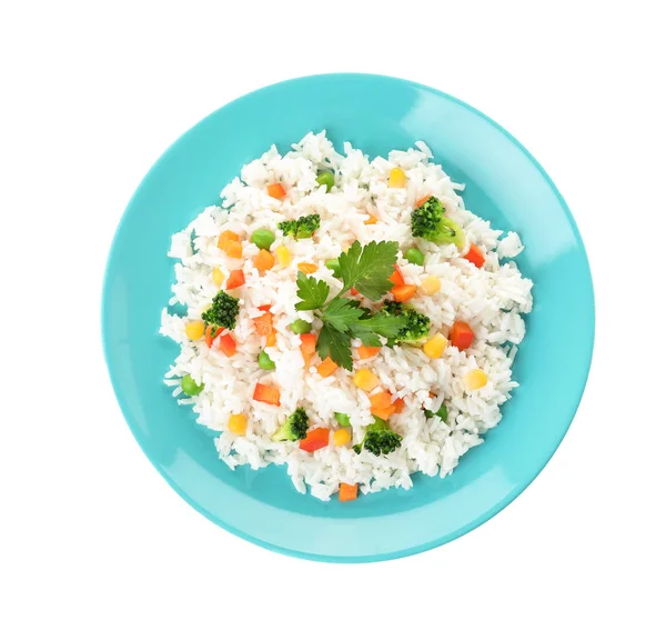 Prato com arroz saboroso e legumes no fundo branco, vista superior — Fotografia de Stock