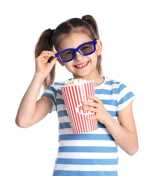 Schattig klein meisje met popcorn en glazen op witte achtergrond — Stockfoto