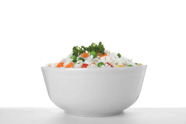 Mísa s chutnou rýží a zeleninou na bílém pozadí — Stock fotografie