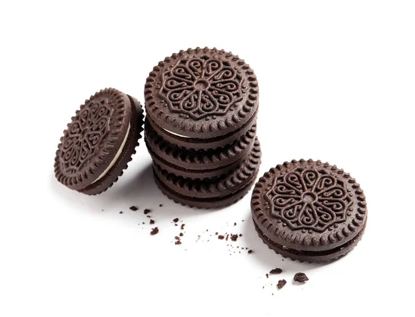 Lekkere chocolade koekjes en kruimels op witte achtergrond — Stockfoto