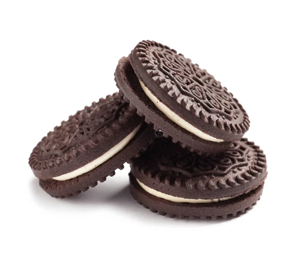 Sabrosas galletas de chocolate con crema sobre fondo blanco —  Fotos de Stock