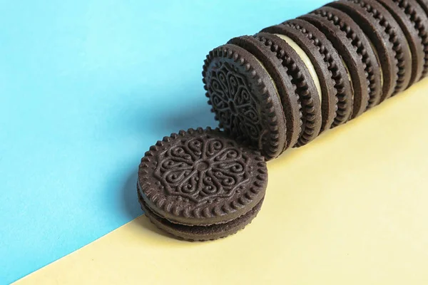Lekkere chocolade koekjes met crème op kleur achtergrond. Ruimte voor tekst — Stockfoto