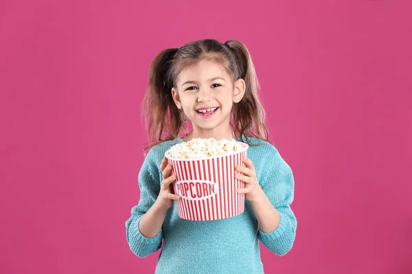 색상 배경에 팝콘과 귀여운 소녀 — 스톡 사진