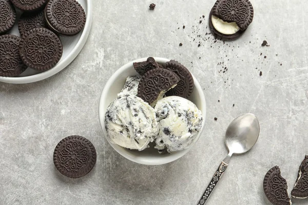 Flat lay composition with bowl of chocolate cookies ice cream on grey background — Stock Photo, Image