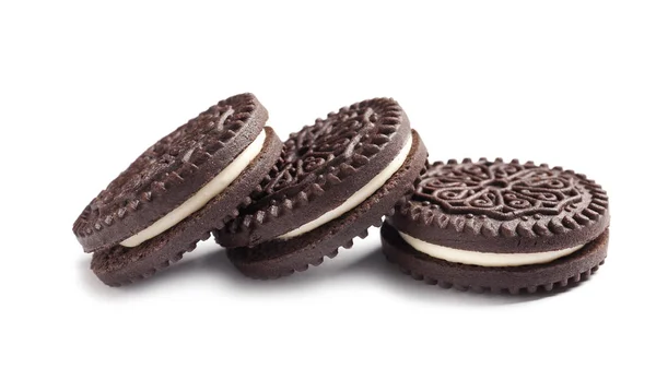 Beyaz zemin üzerine krema ile lezzetli çikolata kurabiye — Stok fotoğraf
