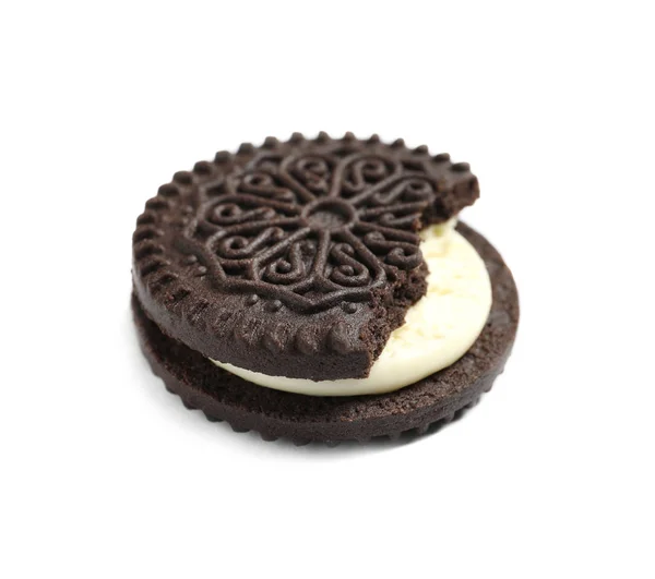 Lekkere chocolade cookie met crème op witte achtergrond — Stockfoto