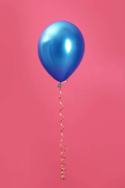 Balão brilhante com fita sobre fundo de cor — Fotografia de Stock