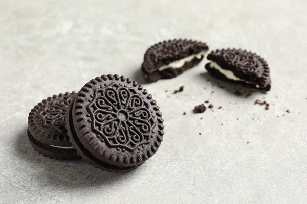 Lekkere chocolade koekjes met crème op grijze achtergrond. Ruimte voor tekst — Stockfoto