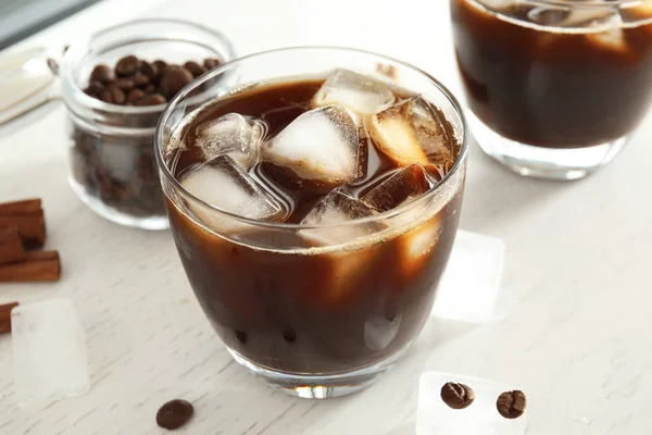 Üveg kávé ital a jeget a táblázat — Stock Fotó