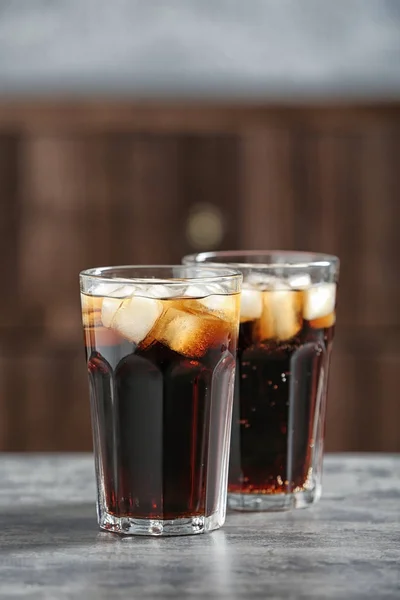 Pohár hideg cola asztalra homályos háttérrel. Hely a szöveg — Stock Fotó