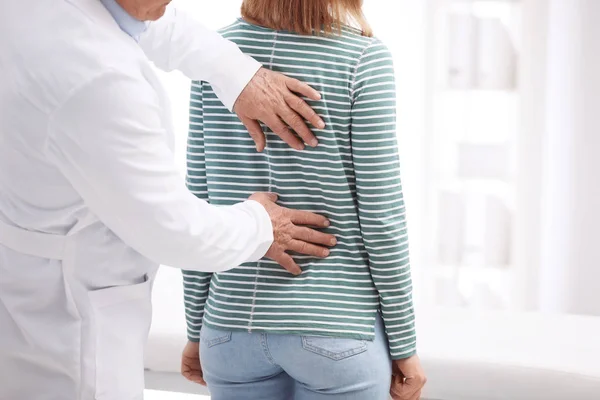 Chiropractor memeriksa pasien dengan nyeri punggung di klinik, menutup — Stok Foto