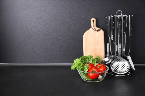 Composición con utensilios de cocina sobre mesa sobre fondo gris. Espacio para texto —  Fotos de Stock