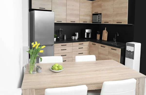 Belső hangulatos, modern konyha új bútorok és berendezések — Stock Fotó